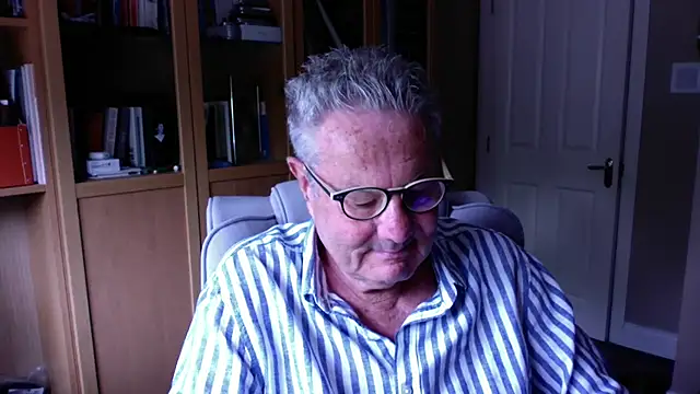 Snapshot of Oldpistolpete chatting on June 2026 10:54:01 AM Oldpistolpete online show from June 2026 10:54:01 AM