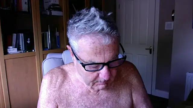 Snapshot of Oldpistolpete chatting on June 2026 09:40:01 AM Oldpistolpete online show from June 2026 09:40:01 AM