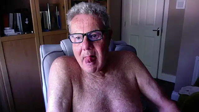 Snapshot of Oldpistolpete chatting on July 2026 08:54:02 AM Oldpistolpete online show from July 2026 08:54:02 AM
