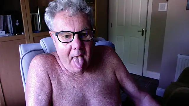 Snapshot of Oldpistolpete chatting on June 2026 08:26:01 AM Oldpistolpete online show from June 2026 08:26:01 AM