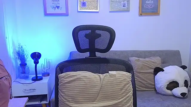 annylouis online show from December 2025 07:24:01 PM