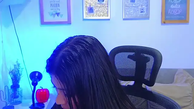 annylouis online show from November 2025 07:50:02 PM