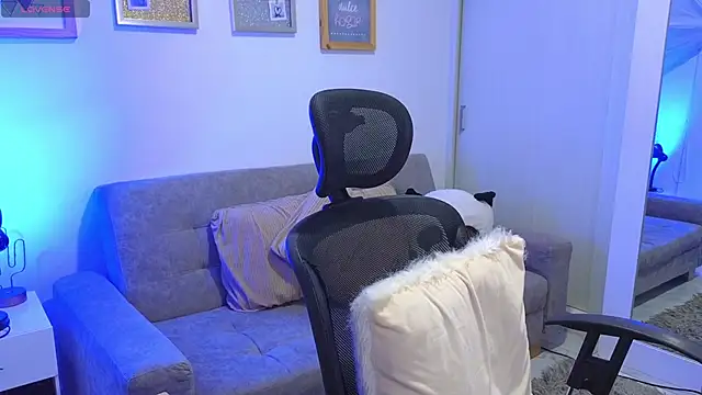 annylouis online show from November 2025 07:14:02 PM