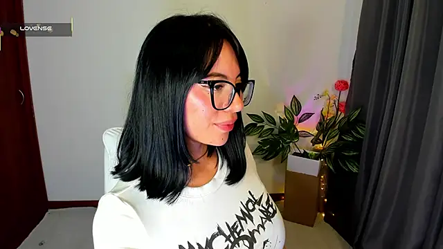 Snapshot of Silvanna-Moree chatting on February 2026 05:11:01 PM Silvanna-Moree online show from February 2026 05:11:01 PM