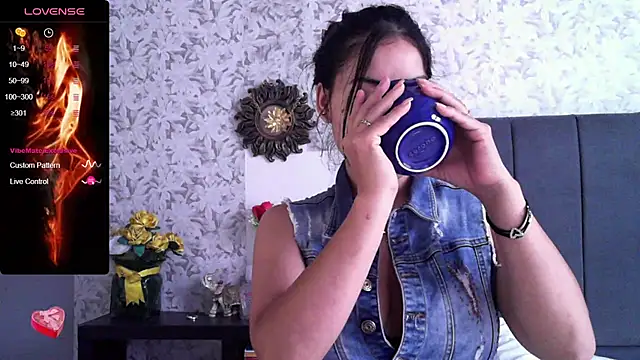 Snapshot of Sweet-Angie chatting on March 2025 02:02:01 PM Sweet-Angie online show from March 2025 02:02:01 PM