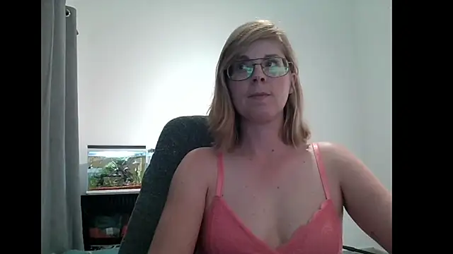 Snapshot of SavannaGirly chatting on March 2025 03:51:01 PM SavannaGirly online show from March 2025 03:51:01 PM