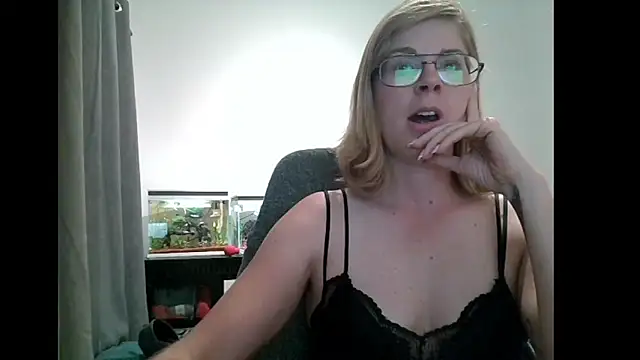 Snapshot of SavannaGirly chatting on March 2025 05:02:02 PM SavannaGirly online show from March 2025 05:02:02 PM