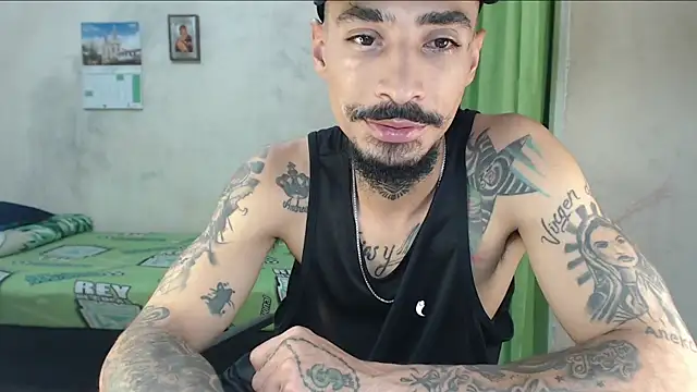 Snapshot of emiliano_hottt chatting on June 2026 01:11:02 PM emiliano hottt online show from June 2026 01:11:02 PM