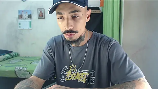 Snapshot of emiliano_hottt chatting on June 2026 12:28:01 PM emiliano hottt online show from June 2026 12:28:01 PM