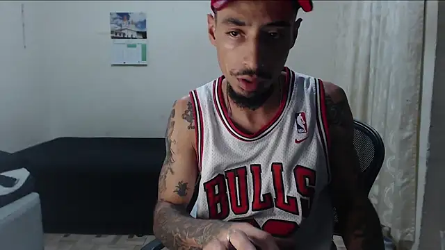 Snapshot of emiliano_hottt chatting on April 2026 02:02:02 AM emiliano hottt online show from April 2026 02:02:02 AM