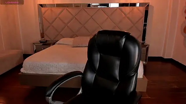 MaryLewis  online show from April 2026 06:00:01 PM