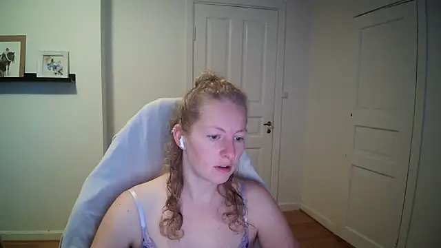 Snapshot of Girlnina-1995 chatting on September 2025 08:09:02 AM Girlnina-1995 online show from September 2025 08:09:02 AM