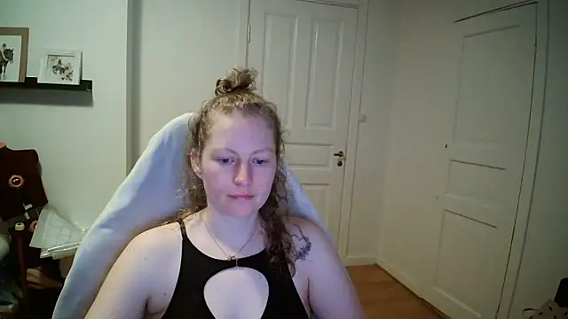 Girlnina-1995 online show from March 2026 06:38:02 AM