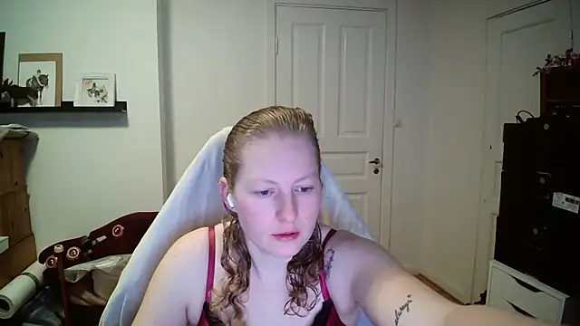 Snapshot of Girlnina-1995 chatting on February 2026 08:33:01 AM Girlnina-1995 online show from February 2026 08:33:01 AM