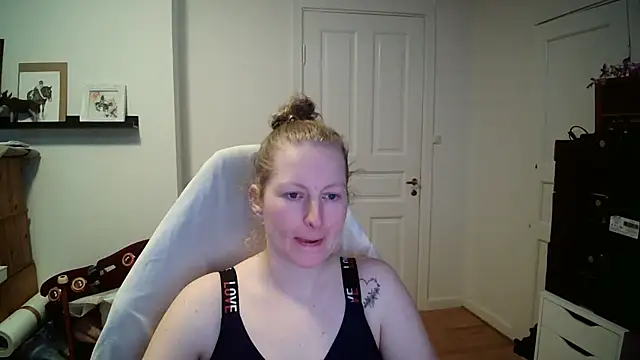 Snapshot of Girlnina-1995 chatting on February 2026 09:44:02 AM Girlnina-1995 online show from February 2026 09:44:02 AM