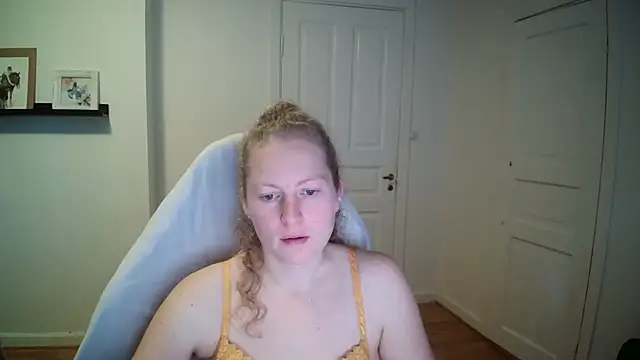 Snapshot of Girlnina-1995 chatting on October 2025 08:41:01 AM Girlnina-1995 online show from October 2025 08:41:01 AM