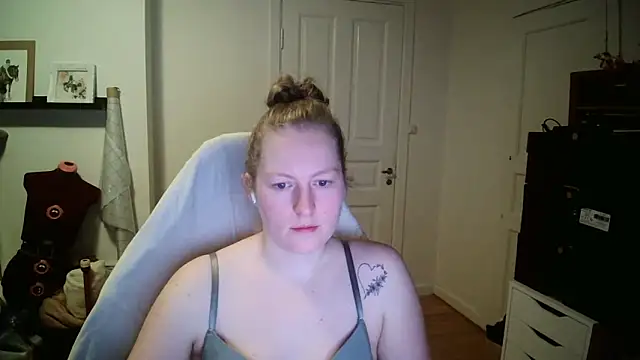 Snapshot of Girlnina-1995 chatting on January 2026 10:04:01 PM Girlnina-1995 online show from January 2026 10:04:01 PM