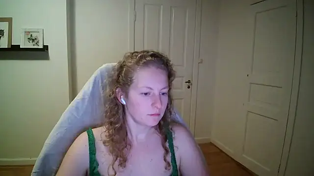 Girlnina-1995 online show from November 2025 07:28:02 PM