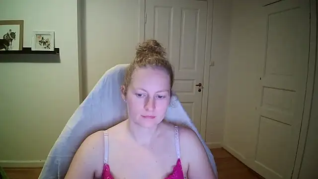 Snapshot of Girlnina-1995 chatting on October 2025 10:41:02 PM Girlnina-1995 online show from October 2025 10:41:02 PM