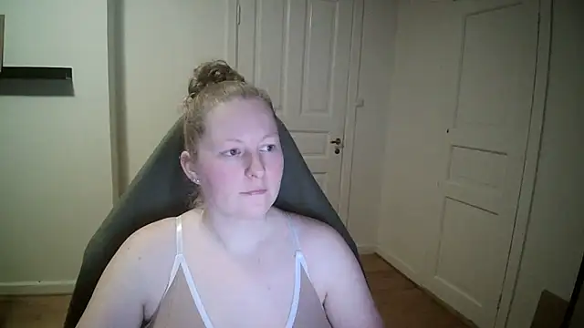 Snapshot of Girlnina-1995 chatting on February 2025 05:09:01 PM Girlnina-1995 online show from February 2025 05:09:01 PM