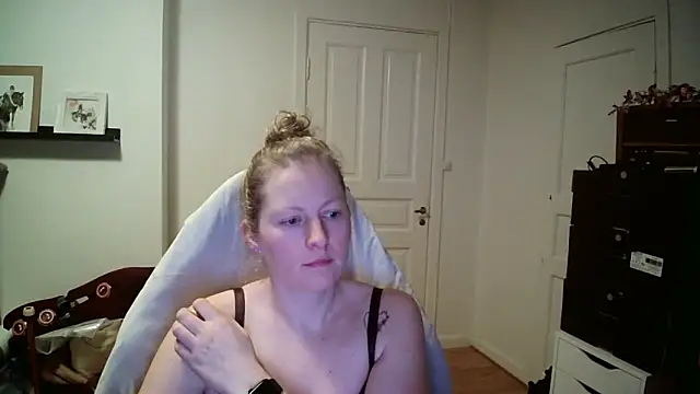 Snapshot of Girlnina-1995 chatting on February 2026 08:04:01 PM Girlnina-1995 online show from February 2026 08:04:01 PM