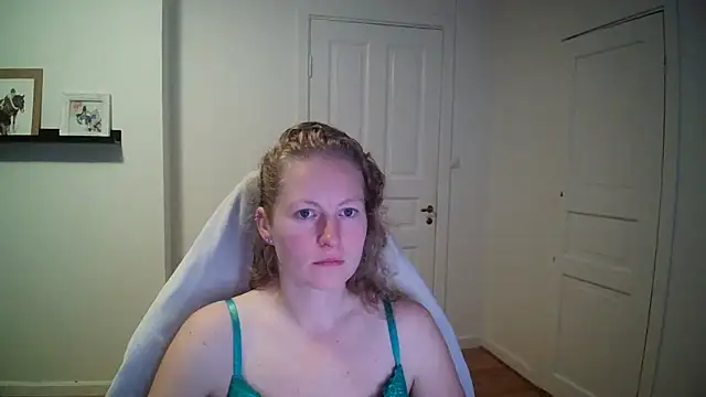 Snapshot of Girlnina-1995 chatting on September 2025 07:44:01 AM Girlnina-1995 online show from September 2025 07:44:01 AM