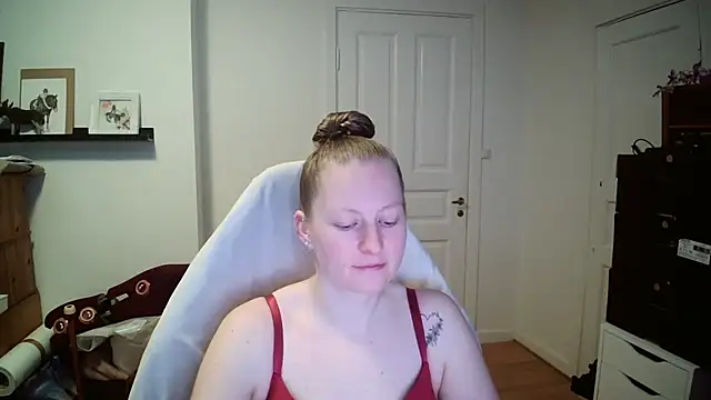 Snapshot of Girlnina-1995 chatting on February 2026 10:12:02 AM Girlnina-1995 online show from February 2026 10:12:02 AM