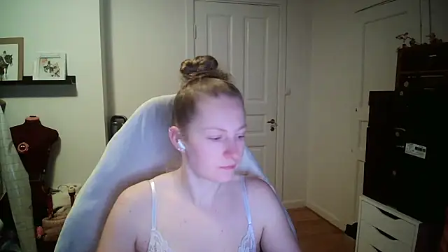 Snapshot of Girlnina-1995 chatting on December 2025 10:08:02 AM Girlnina-1995 online show from December 2025 10:08:02 AM