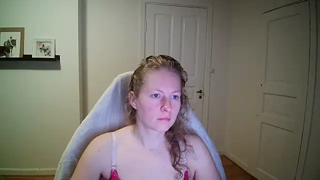 Snapshot of Girlnina-1995 chatting on October 2025 06:04:02 AM Girlnina-1995 online show from October 2025 06:04:02 AM