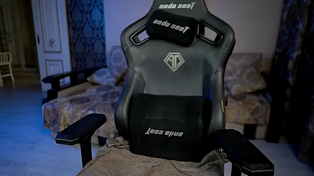 Snapshot of mike0xx chatting on December 2025 09:48:02 AM mike0xx online show from December 2025 09:48:02 AM