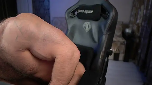 Snapshot of mike0xx chatting on December 2025 04:36:02 AM mike0xx online show from December 2025 04:36:02 AM