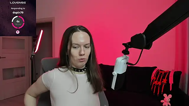 Snapshot of DivineBite chatting on February 2026 04:37:01 PM DivineBite online show from February 2026 04:37:01 PM