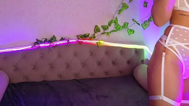 Snapshot of ParadisePleasure_ chatting on February 2025 01:54:02 AM ParadisePleasure  online show from February 2025 01:54:02 AM