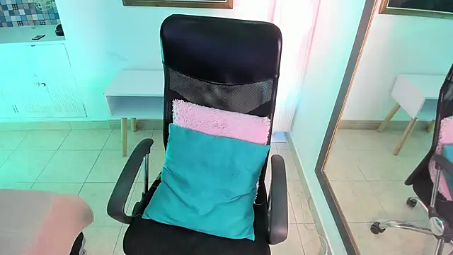 Karlagonzales  online show from December 2025 10:14:02 AM