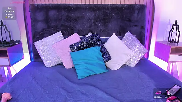 Karlagonzales  online show from October 2025 11:07:01 AM