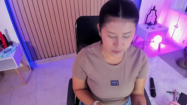 Karlagonzales  online show from June 2026 07:19:01 PM