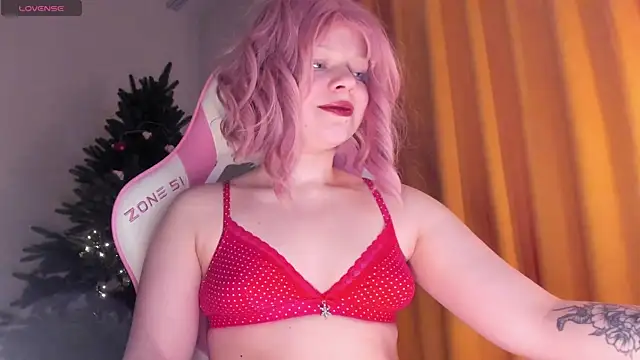 Snapshot of SueNiceeeee chatting on December 2025 09:28:02 PM SueNiceeeee online show from December 2025 09:28:02 PM