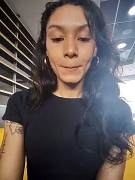 Leaberry online show from December 2025 03:49:01 PM