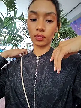 Leaberry online show from November 2025 05:05:02 PM