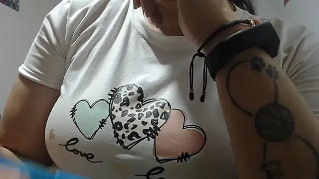 Snapshot of andreaisis2 chatting on November 2025 10:10:01 PM andreaisis2 online show from November 2025 10:10:01 PM