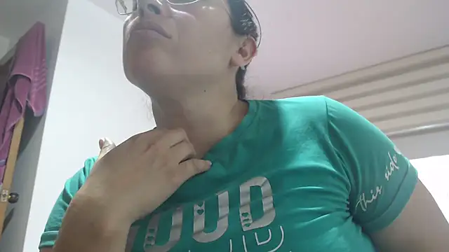 Snapshot of andreaisis2 chatting on October 2025 08:28:02 PM andreaisis2 online show from October 2025 08:28:02 PM