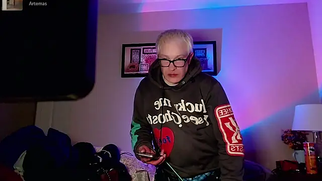 Snarfle82 online show from December 2025 04:00:02 AM