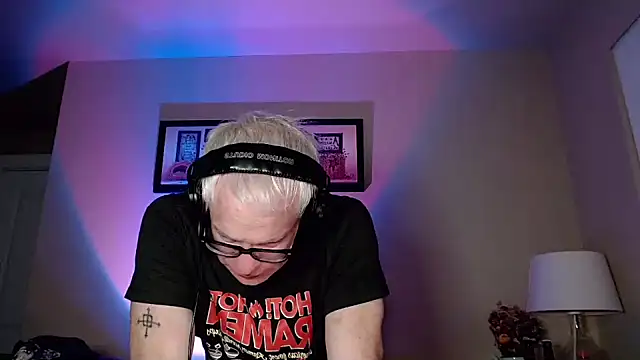 Snarfle82 online show from November 2025 10:52:02 AM