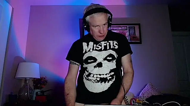 Snarfle82 online show from November 2025 01:12:01 PM