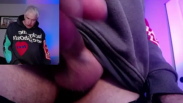 Snarfle82 online show from November 2025 08:20:01 PM