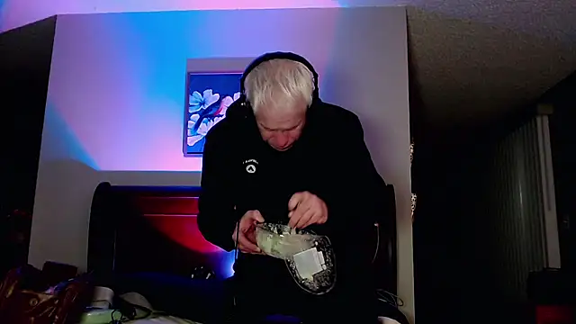 Snarfle82 online show from November 2025 01:04:02 PM