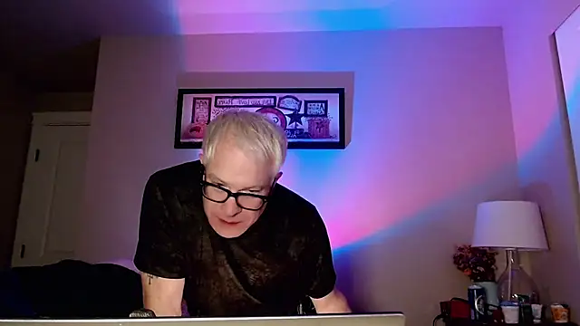 Snarfle82 online show from November 2025 07:53:01 AM