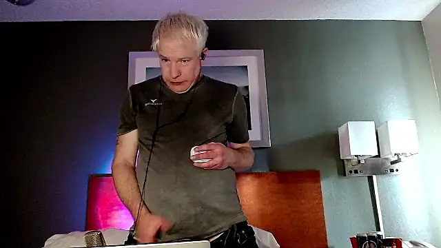 Snarfle82 online show from December 2025 06:43:02 PM