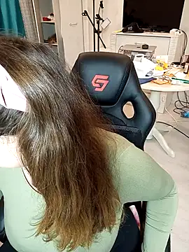 DienkaGreen online show from November 2025 12:03:02 AM