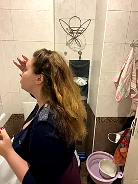 DienkaGreen online show from November 2025 06:34:02 PM